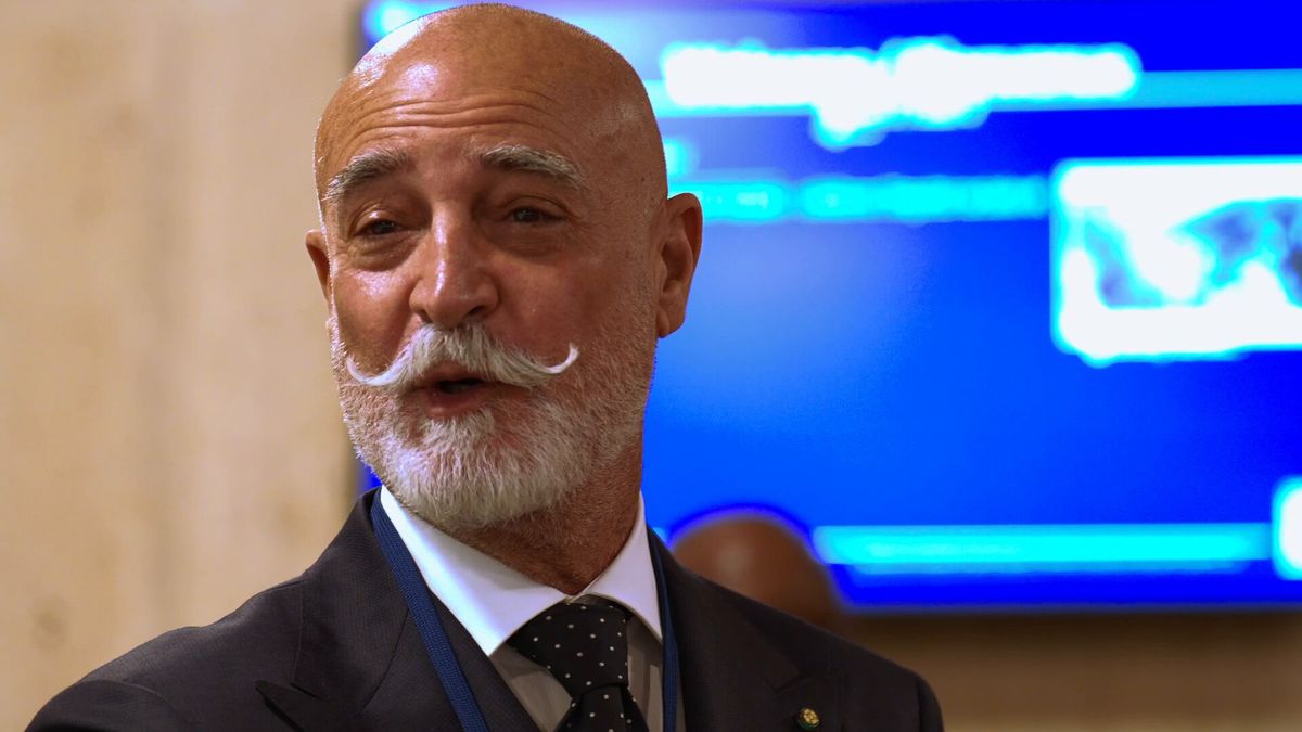 Nicola Paparusso sorride, in primo piano