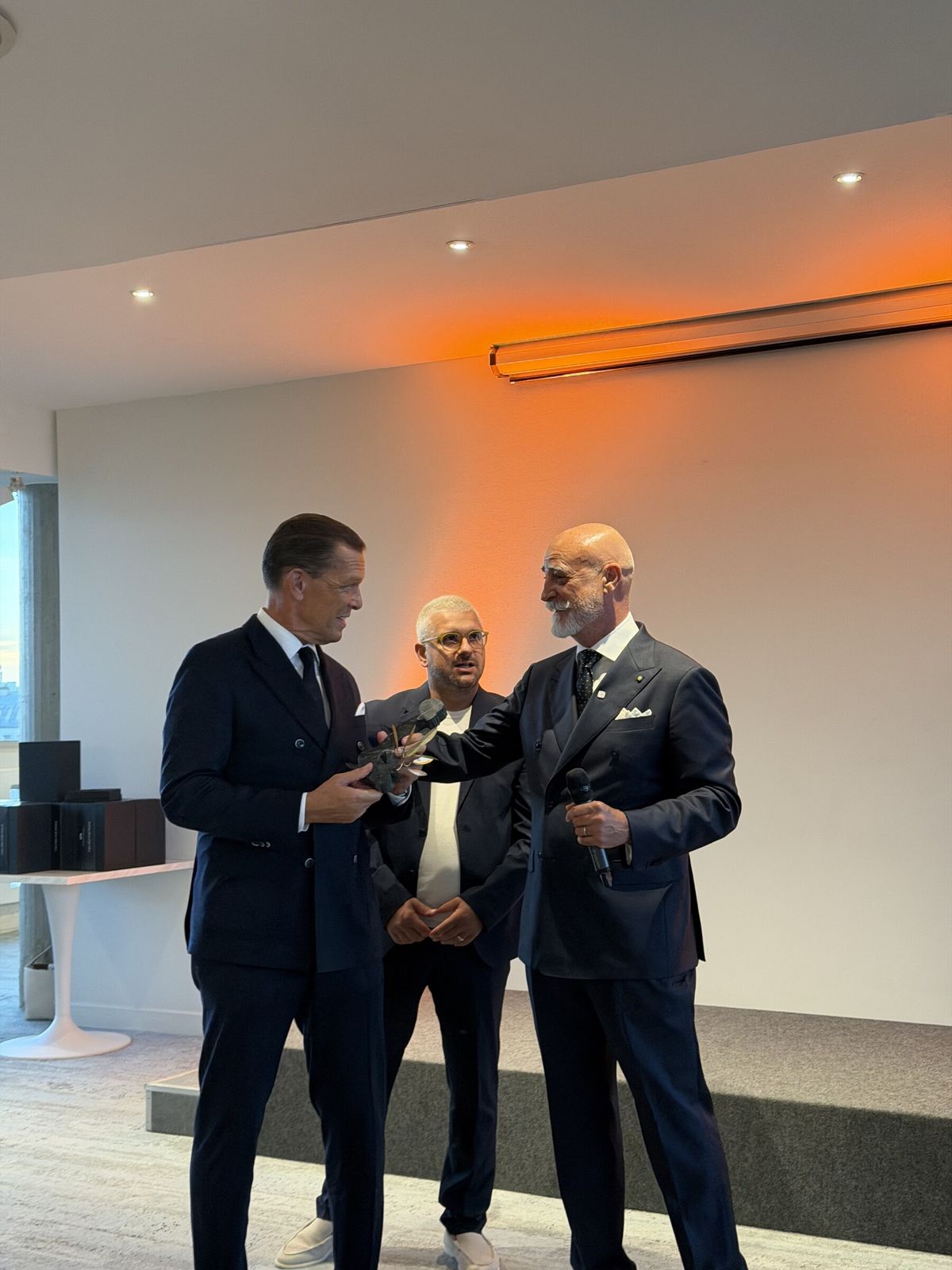 Nicola Paparusso presents the award to Daniel Grieder
