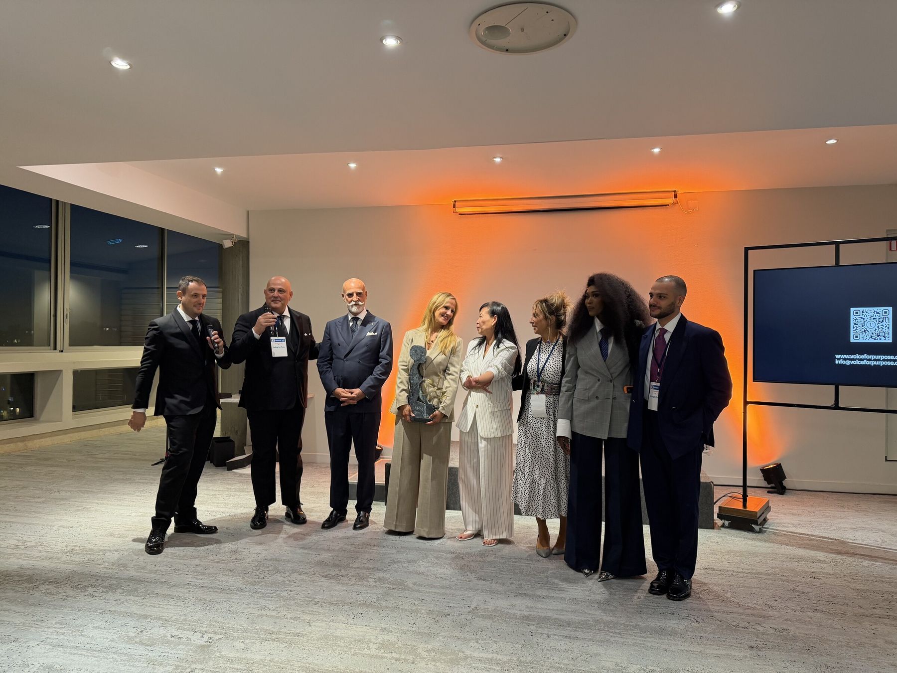 Il team di AFG e il team UNESCO insieme alla sede UNESCO di Parigi